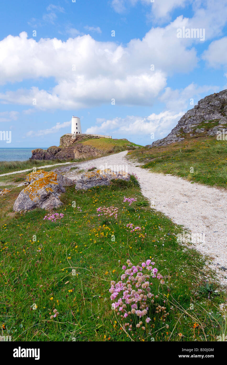 Leuchtturm am Porth Twr Mawr auf Llanddwyn Island vor der Küste von Anglesey in Newborough Warren Stockfoto