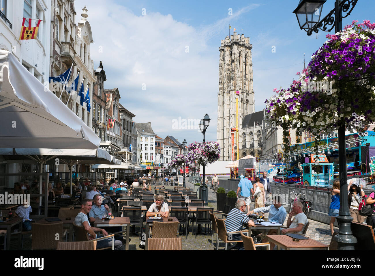 Cafe in der Grote Markt (Marktplatz) mit St Romboutskathedraal und ein Reisender fair hinter, Mechelen, Belgien Stockfoto