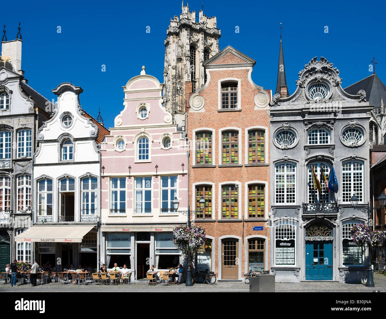 Cafés und Giebelhäuser in der Grote Markt (Marktplatz) mit Turm von St Romboutskathedraal hinter, Mechelen, Belgien Stockfoto
