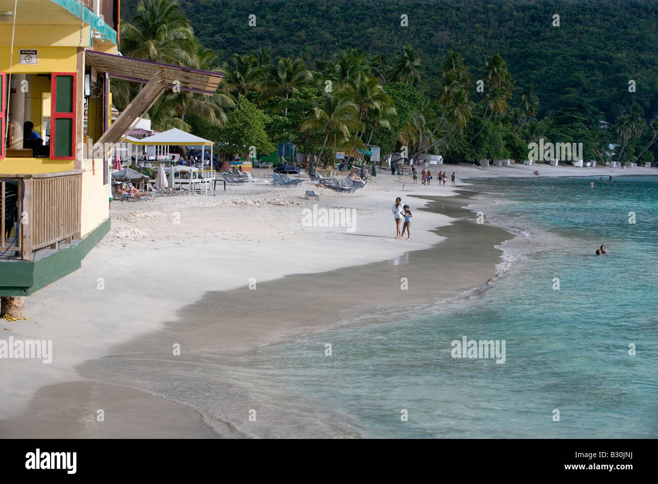 Blick hinunter den Strand von Cane Garden Bay auf der Insel Tortola auf den British Virgin Islands. Stockfoto