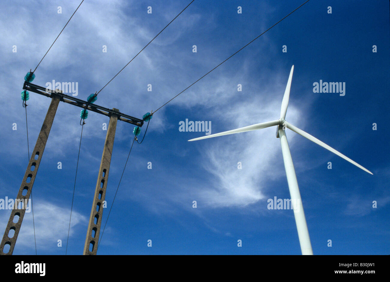 Eine Windturbine in der Nähe von elektrischen Pylon - Frankreich Stockfoto