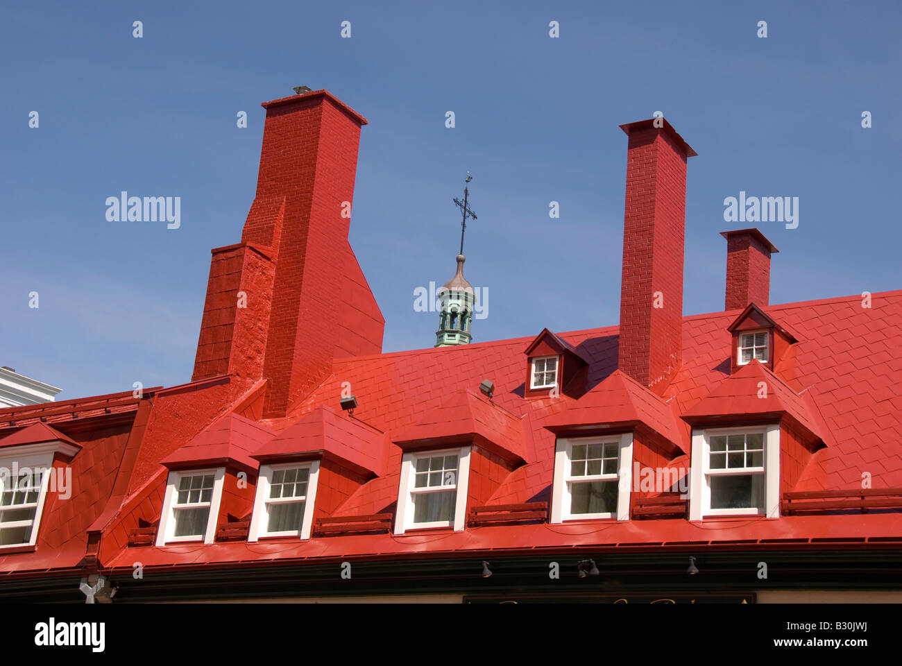 roten Dach und Schornsteine traditionelle französische Architektur in Québec Kanada Vieux Québec, der historischen Altstadt Stockfoto