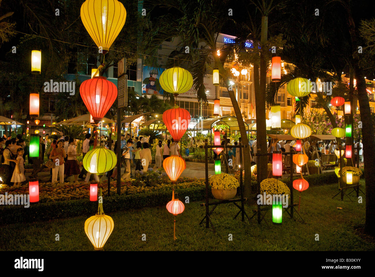 Tet-Dekorationen bei Nacht Nguyen Hue Saigon Vietnam Stockfoto