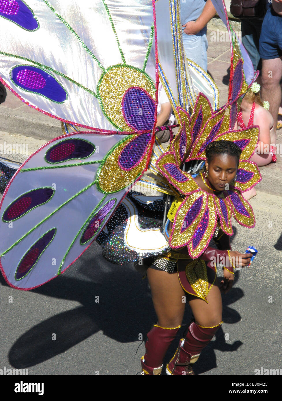 Kostüm von Dancer von Rampage während der Öffnung Prozession von Swanage Karnevalswoche, 27. Juli 2008 getragen. Stockfoto