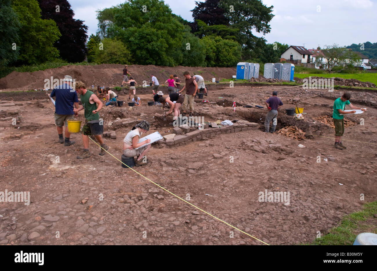 Archäologen graben ein Lager der römischen zweite augusteischen Legion an der Priory Feld Caerleon South Wales UK Stockfoto
