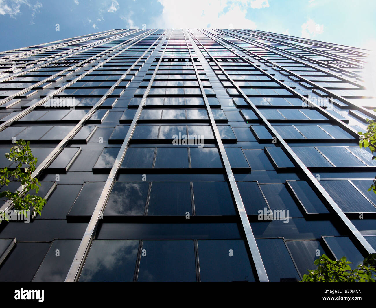 Ein sehr hohes Gebäude von vielen Geschichten Gebäude Wolkenkratzer New York Sky Scraper Stockfoto