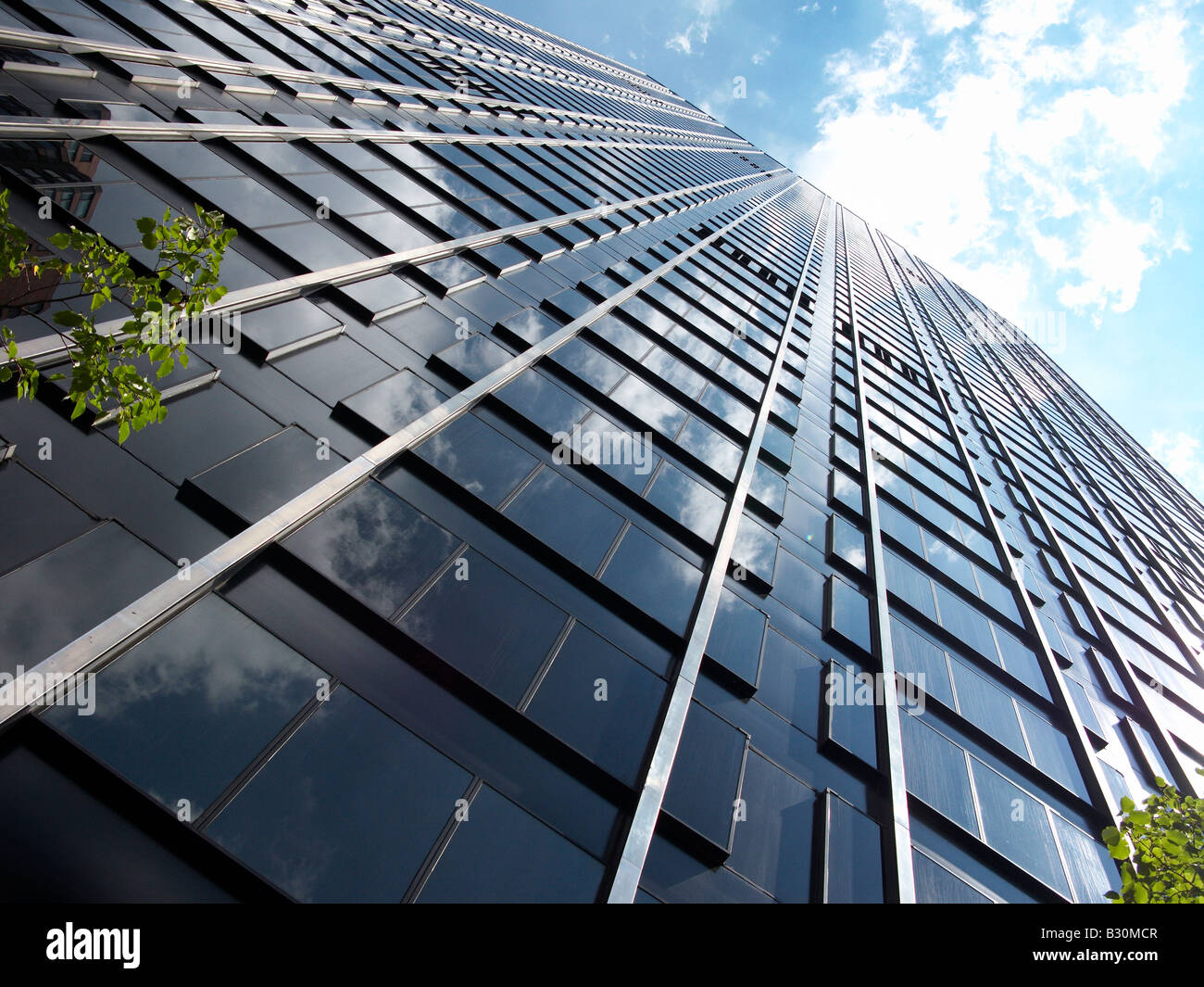 Ein sehr hohes Gebäude von vielen Geschichten horizontale Wolkenkratzer New York Sky Scraper Stockfoto