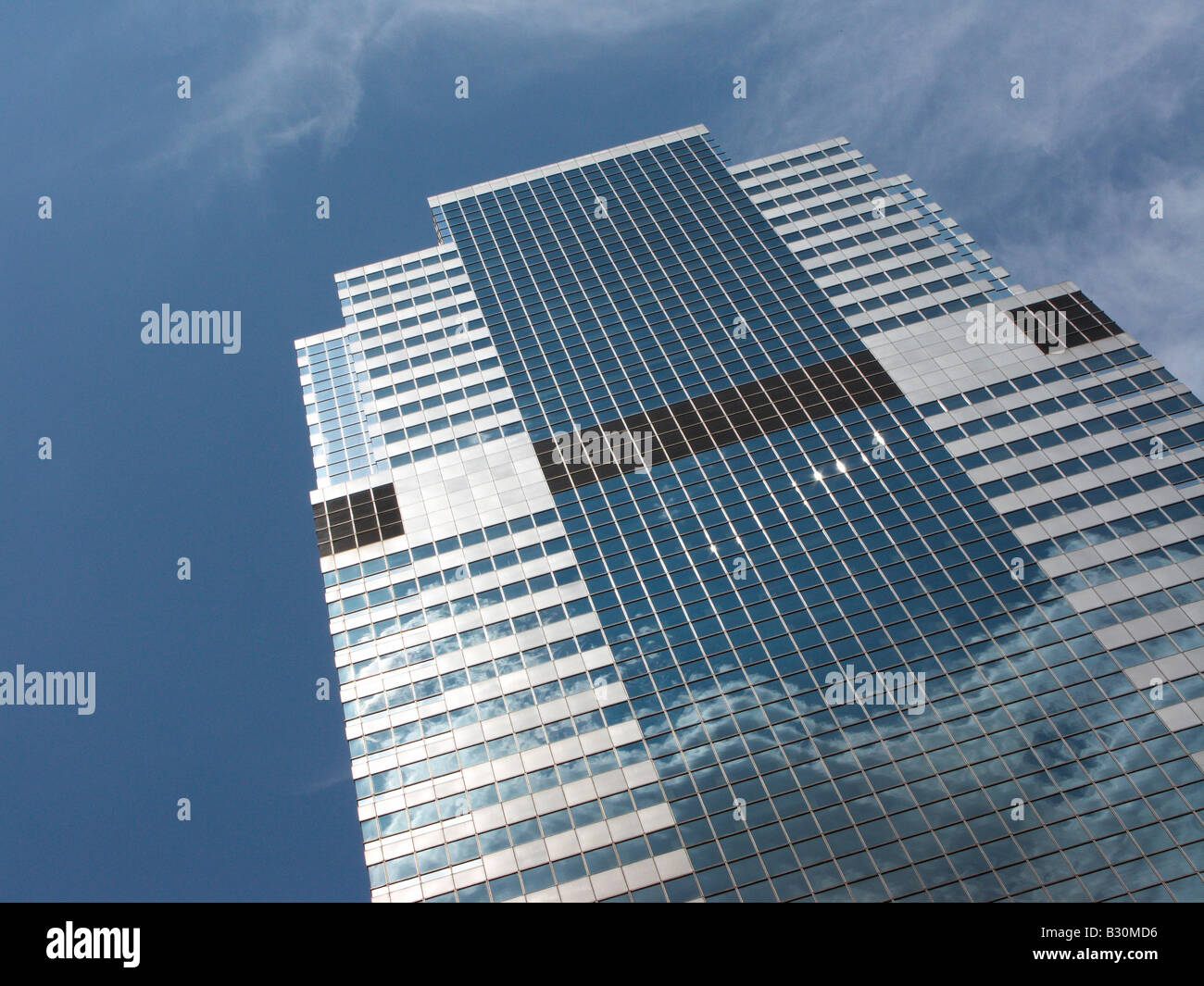 Ein sehr hohes Gebäude von vielen Geschichten horizontale Wolkenkratzer New York Sky Scraper Stockfoto