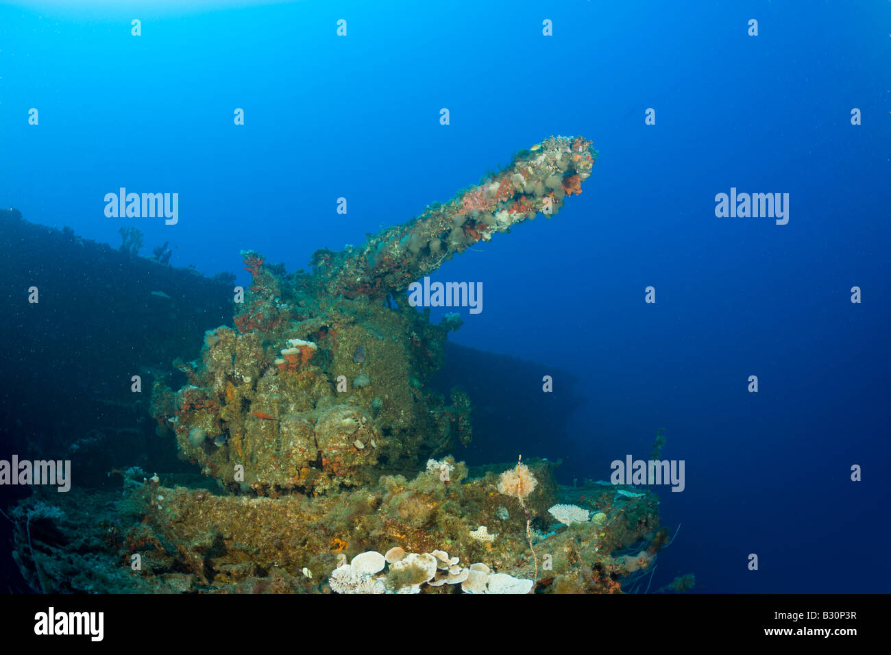 Einer der 5-Zoll-Geschütze der USS Saratoga Marshallinseln Bikini Atoll Mikronesien Pazifik Stockfoto