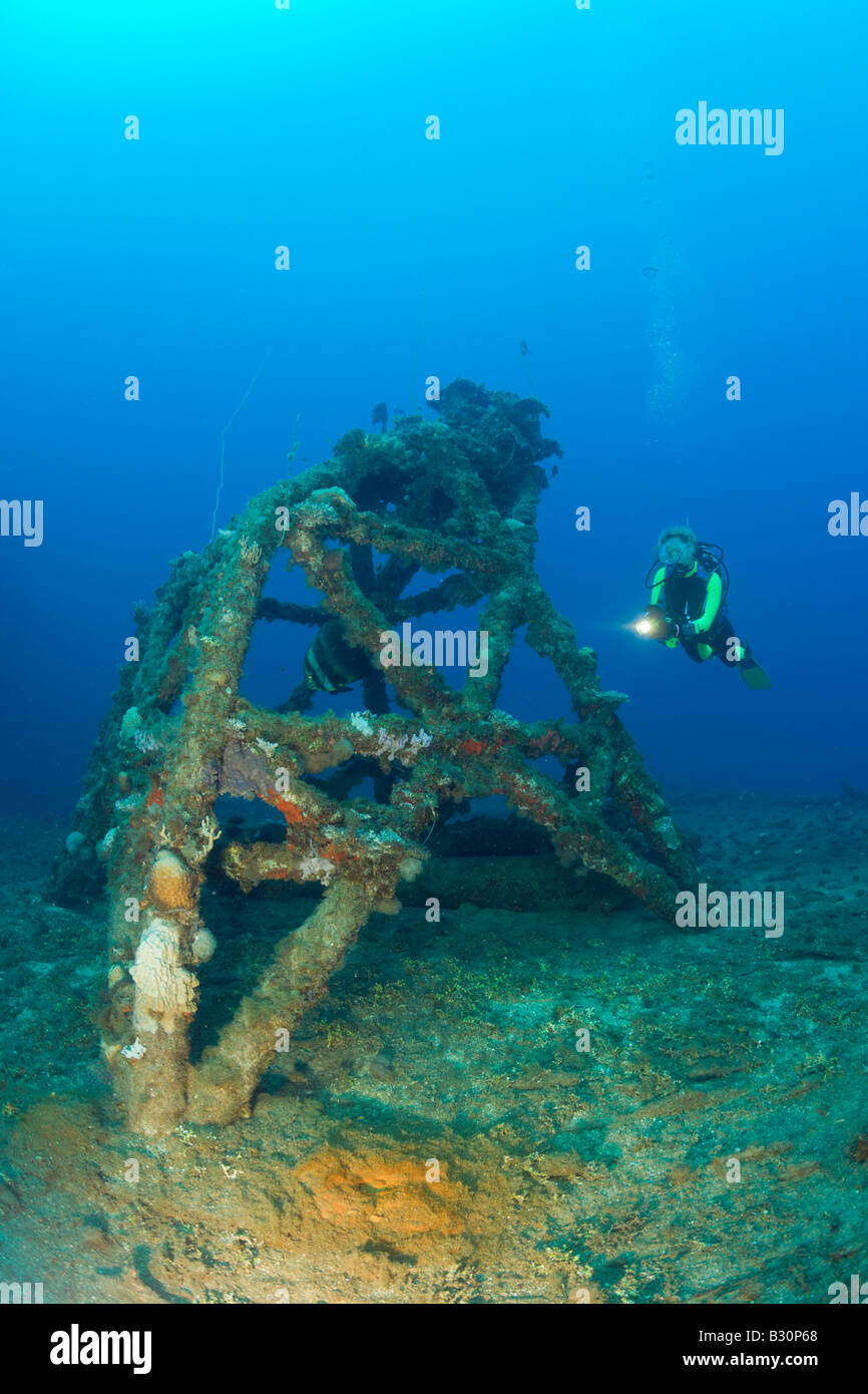 Taucher und Blast-Turm auf dem Flugdeck der USS Saratoga Marshallinseln Bikini  Atoll Mikronesien Pazifischen Ozean Stockfotografie - Alamy