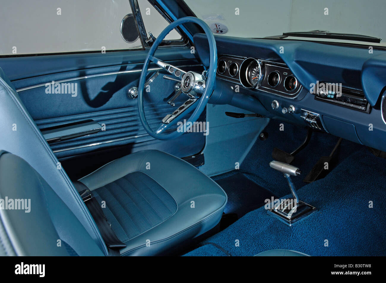 1966 Ford Mustang 289 Interieur Stockfoto Bild 19073860