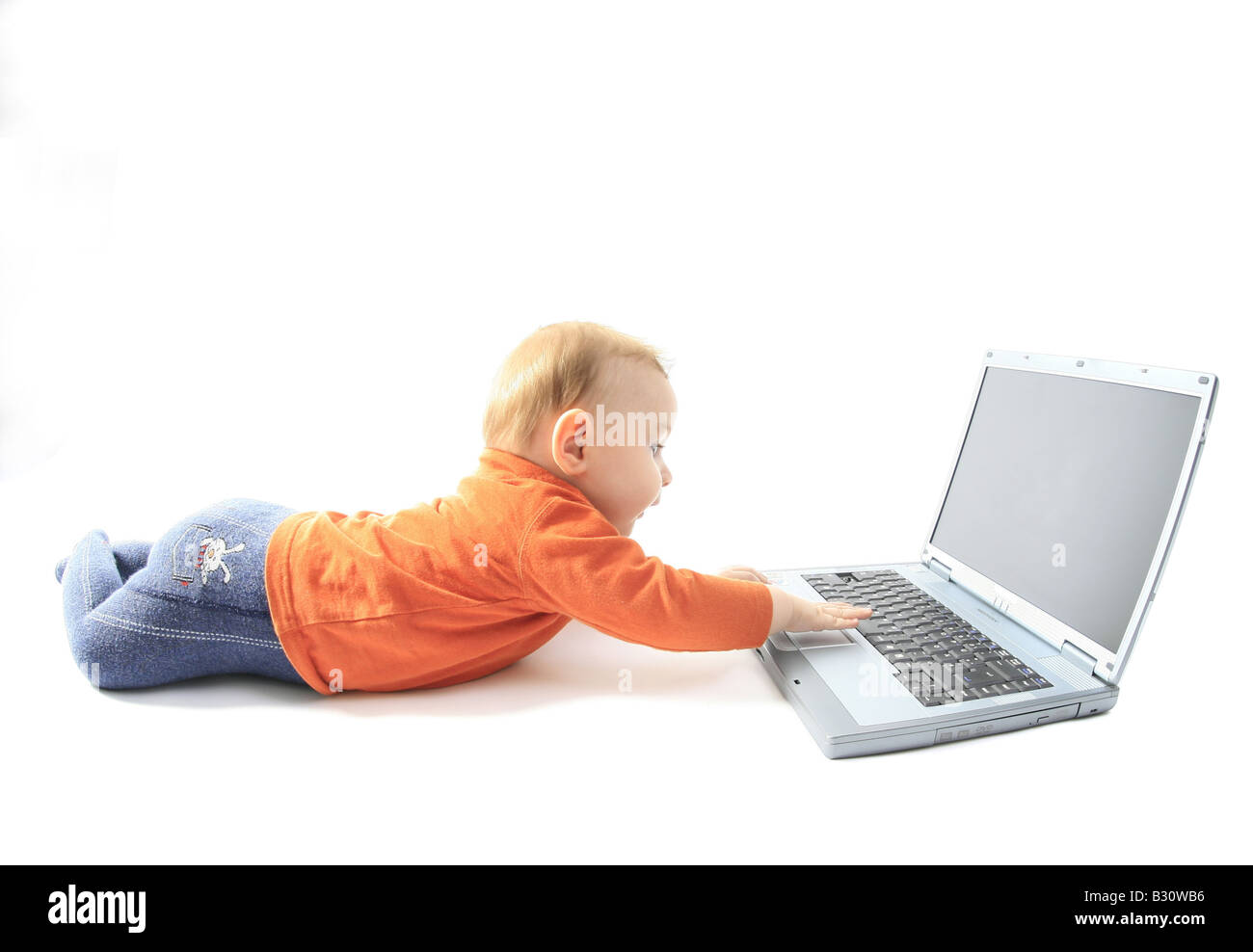 Baby spielt mit laptop Stockfoto