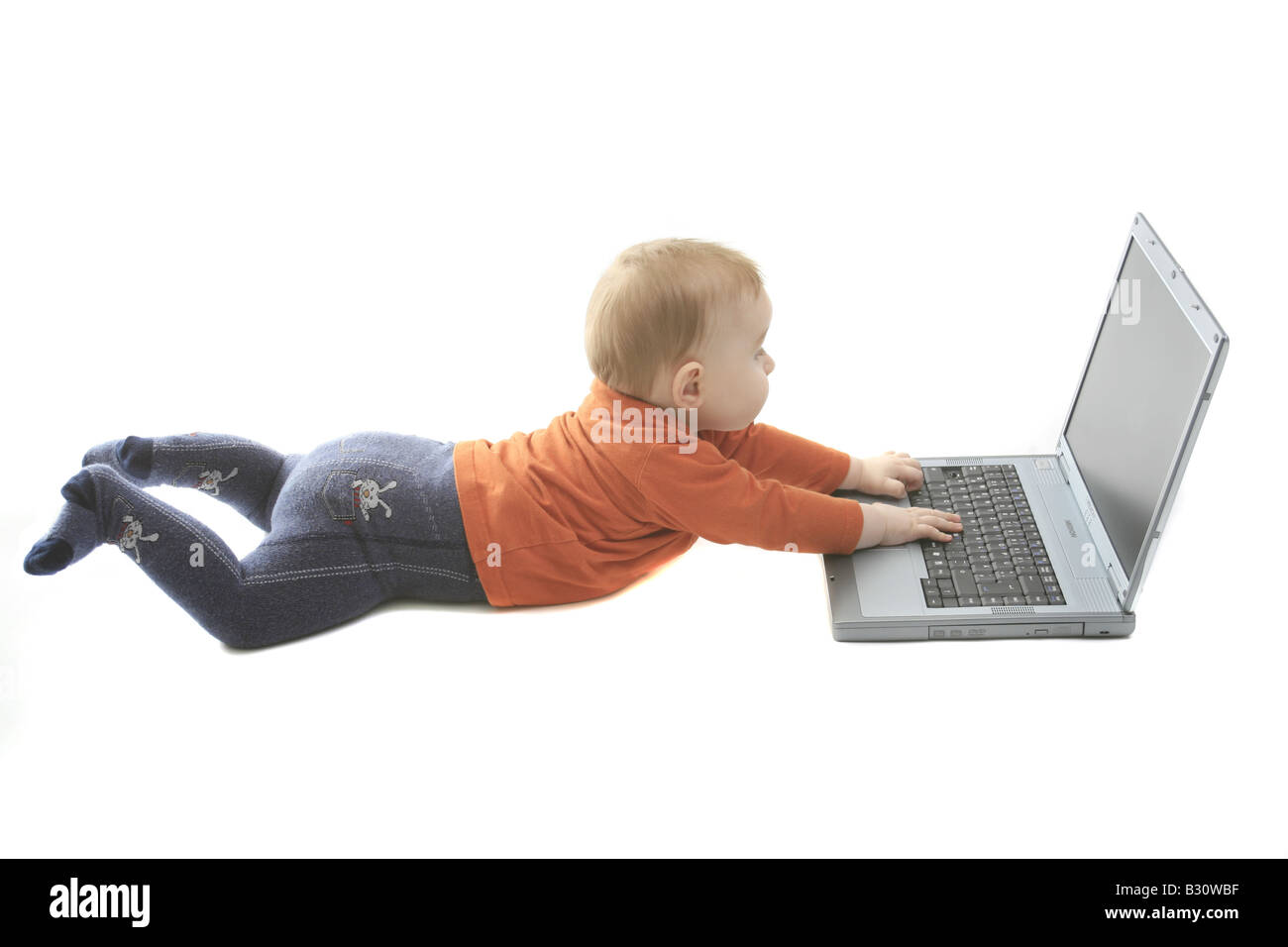 Baby spielt mit laptop Stockfoto