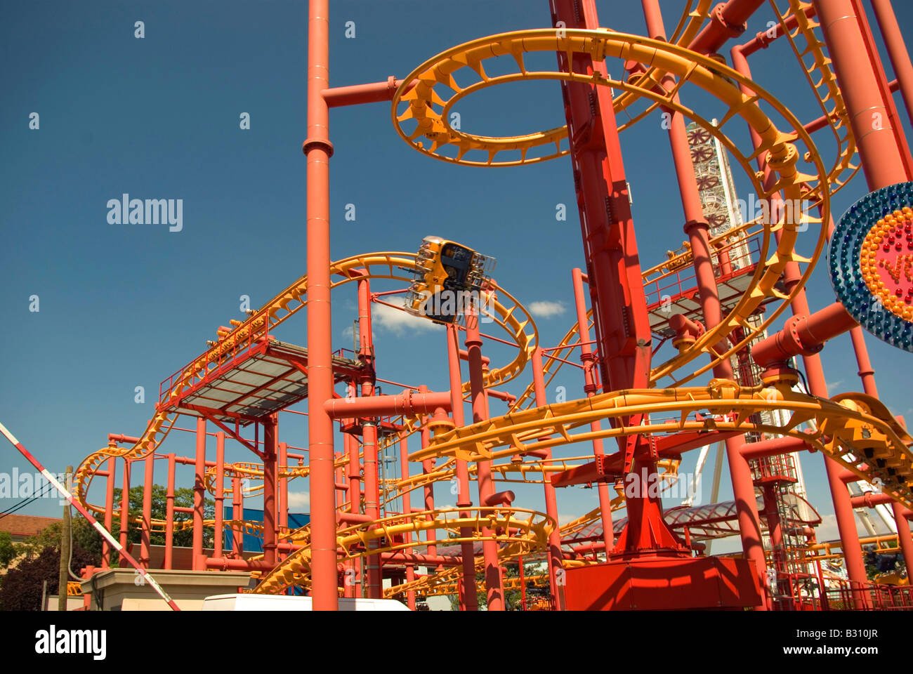 Achterbahn im Prater Vergnügungspark Abschnitt des Wiener Praters ein