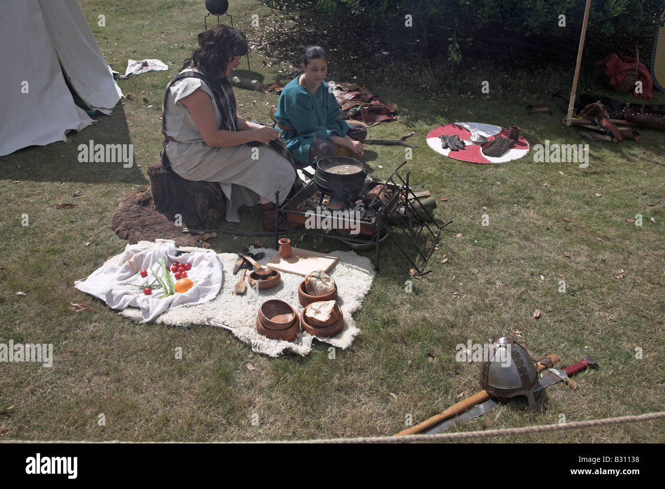 Mutter und Tochter von Romano-Briten mal kochen bei Living History-Reenactment Stockfoto