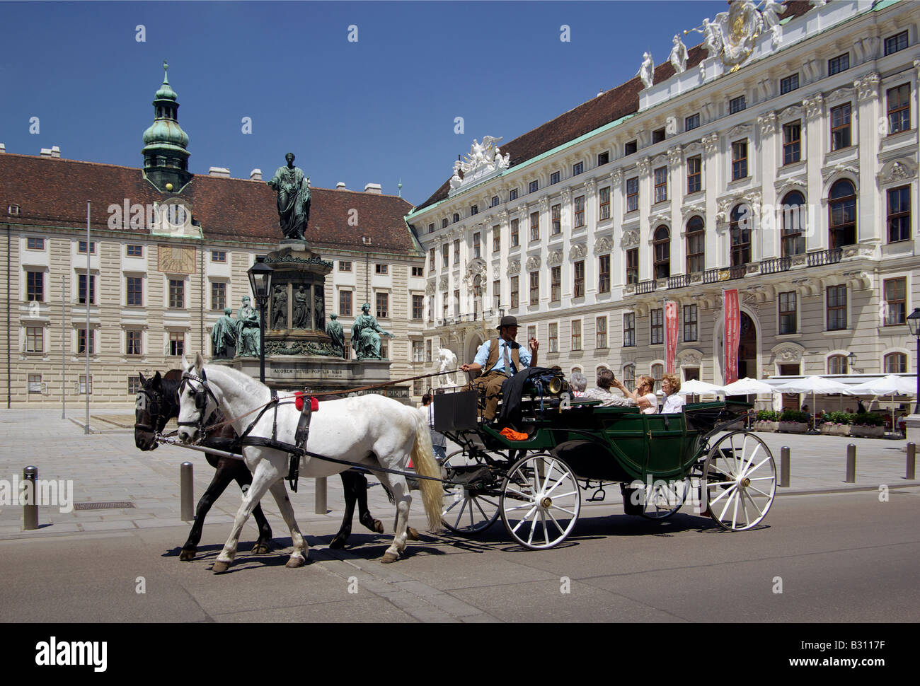 Innenhof der Hofburg (in der Burg) in Wien mit einem Fiaker mit Passagieren und Statue von Kaiser Franz ich vorbei Stockfoto