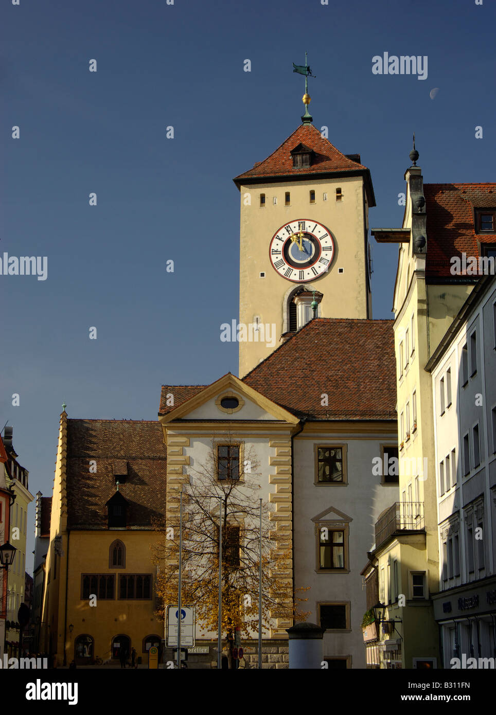 Der goldene Turm in der Altstadt von Regensburg Stockfoto