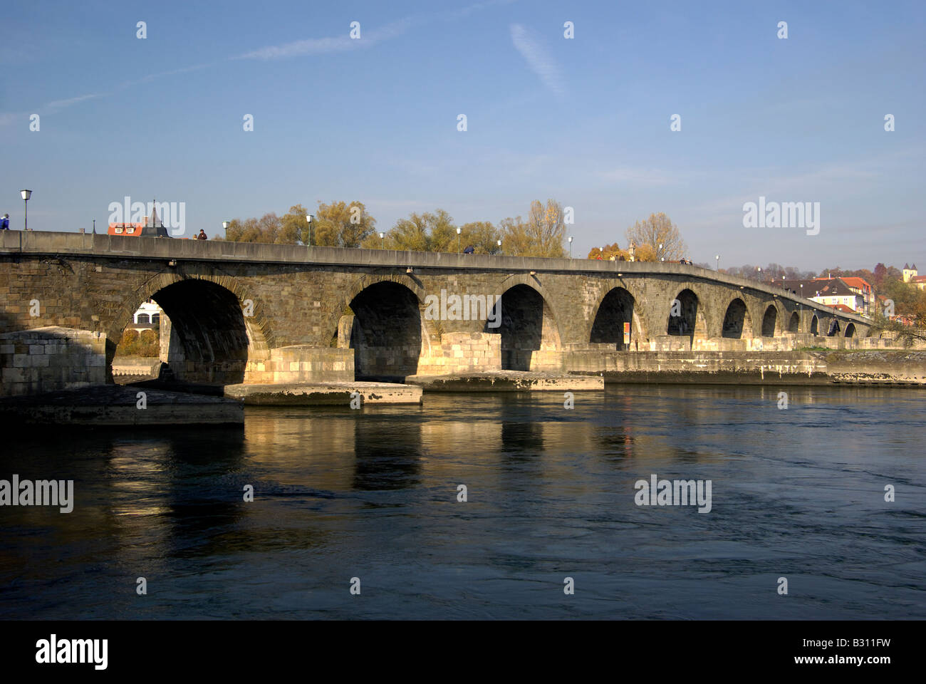Mittelalterliche Wasserreflexion Steinernde Brücke Stein Brücke Regensburg Niederbayern Donau Donau Stockfoto