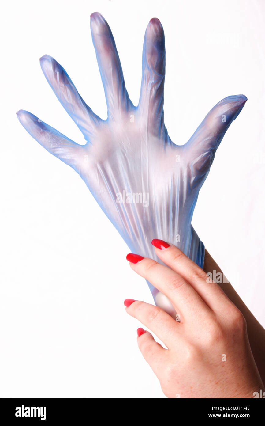 Frau Handputting auf Handschuhe aus latex Stockfoto