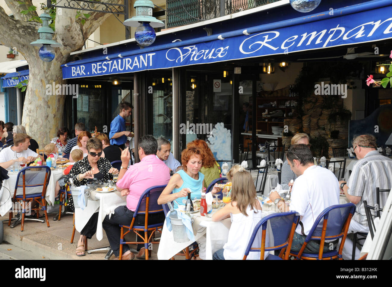 AM STRAND CAFE RESTAURANT IN COLLIOURE, FRANKREICH Stockfoto