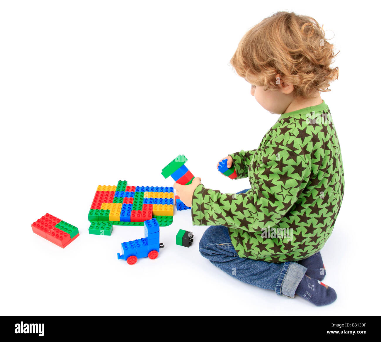 kleine Jungen spielen mit Legosteinen Stockfoto