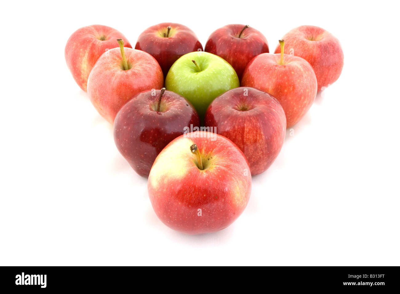 Ein grüner Apfel in einem Dreieck rot Stockfoto