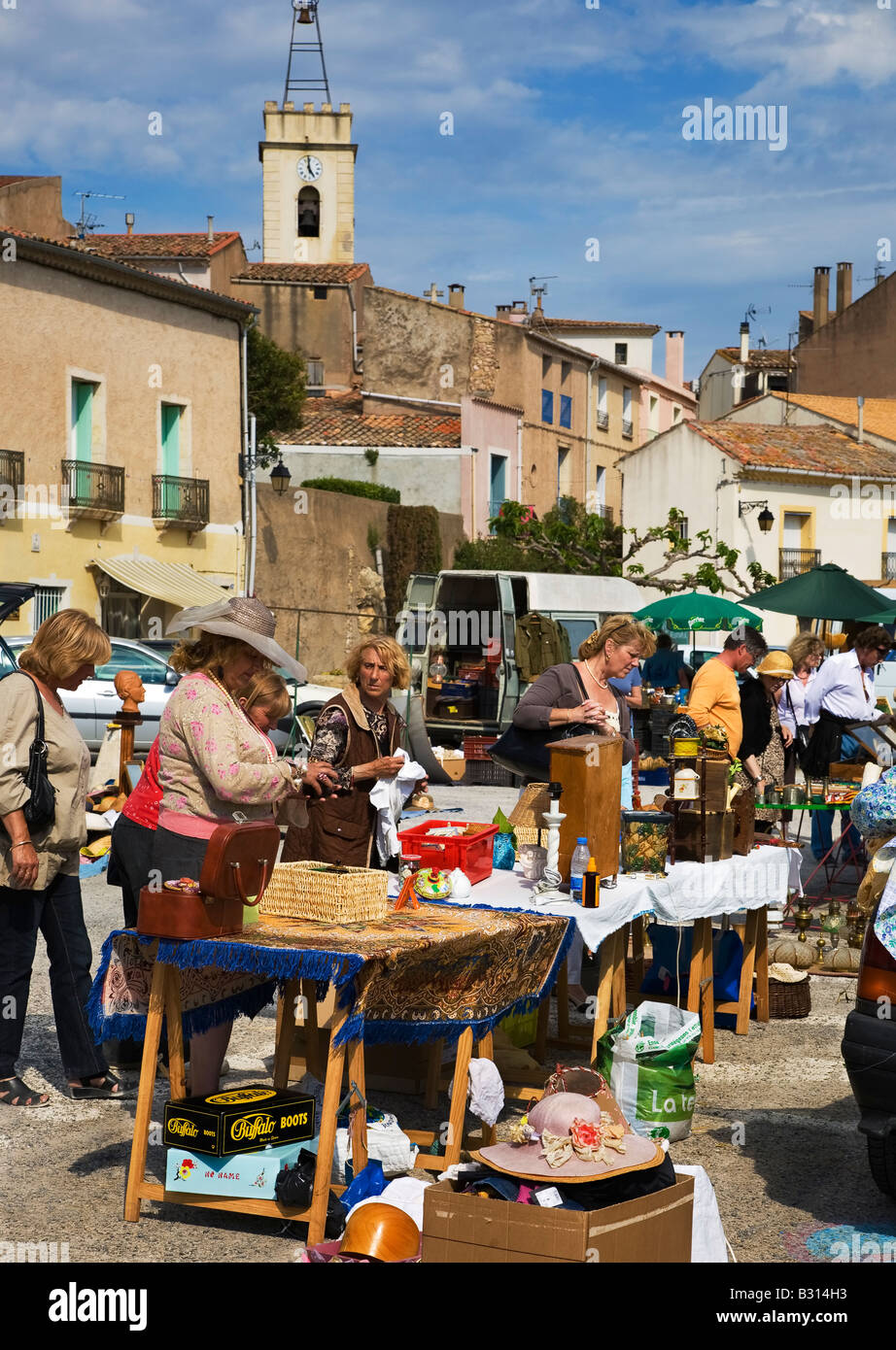 Beschäftigt Flohmarkt in Bouzigues, in der Nähe von Meze, Languedoc-Roussillon, Frankreich Stockfoto