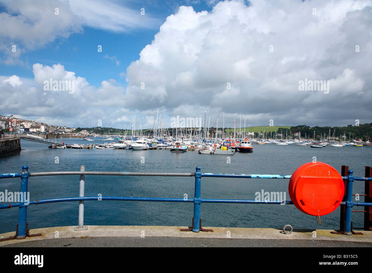 Mit Blick auf Boote vertäut am Fluss Fal in Falmouth, Cornwall UK Stockfoto