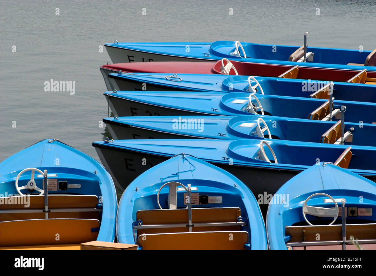 Elektroboot an der alten Donau Stockfoto