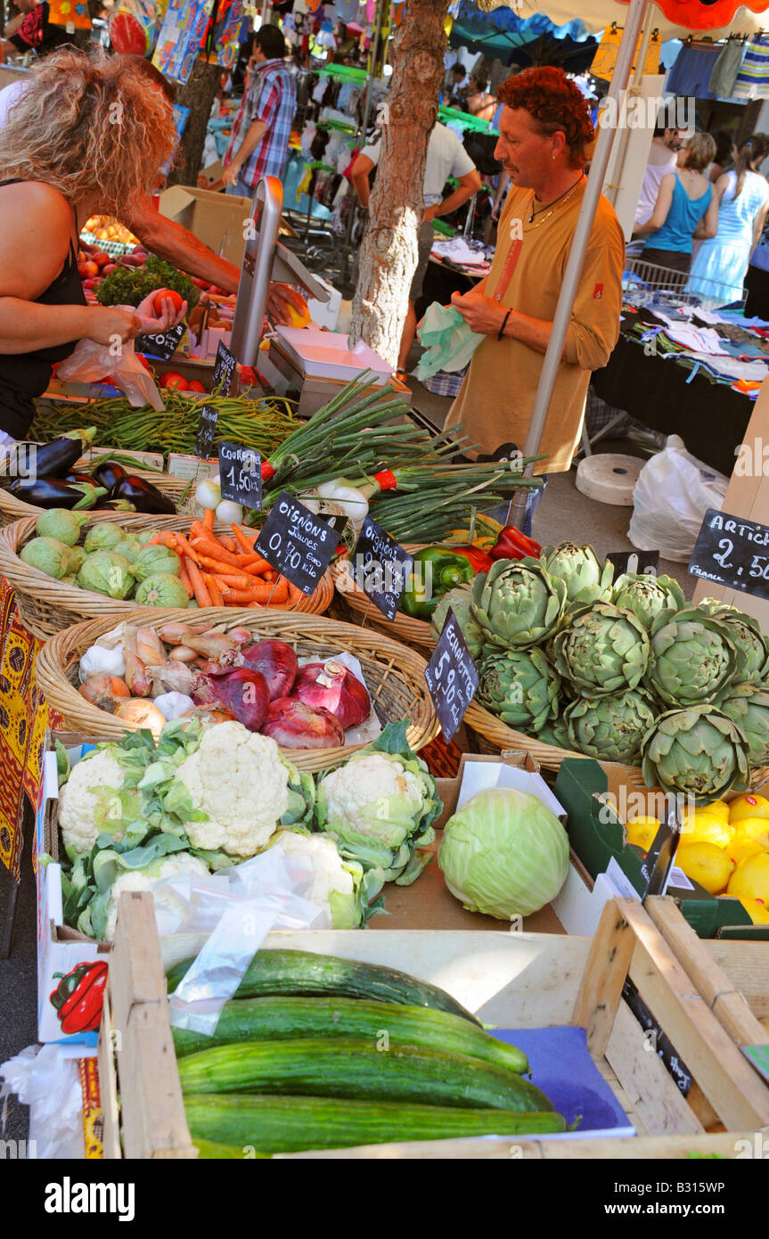 GEMÜSE FÜR DEN VERKAUF IM MARKT, FRANKREICH Stockfoto