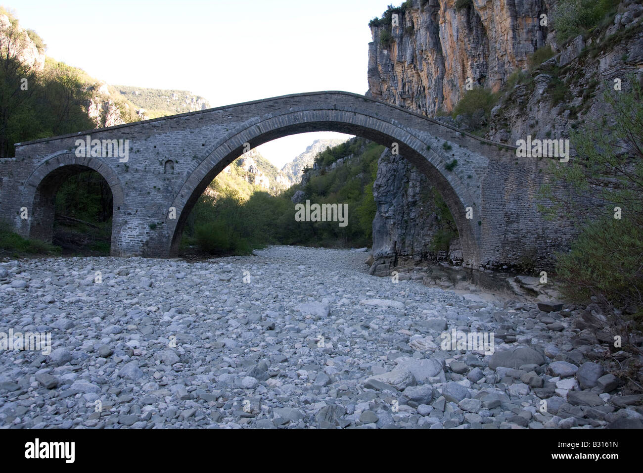 Griechenland-Epirus-Zagori Pindos Gebirge 2 gewölbt alten stillgelegten Steinbrücke über ein trockenes Flussbett Stockfoto