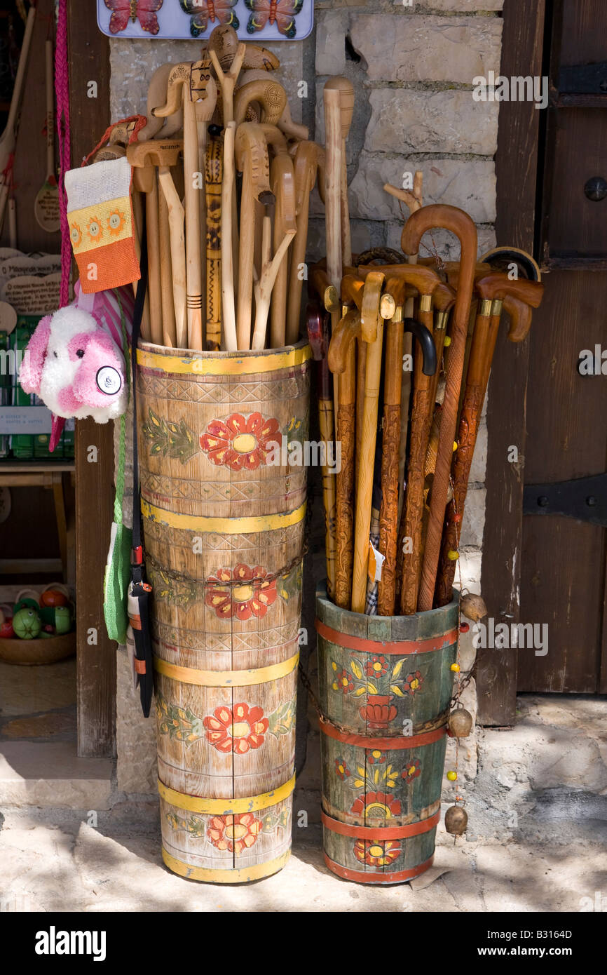 Griechenland Epirus Monodendri Dorf Souvenir-Shop Verkauf von Holz-Walking-Stöcke Stockfoto