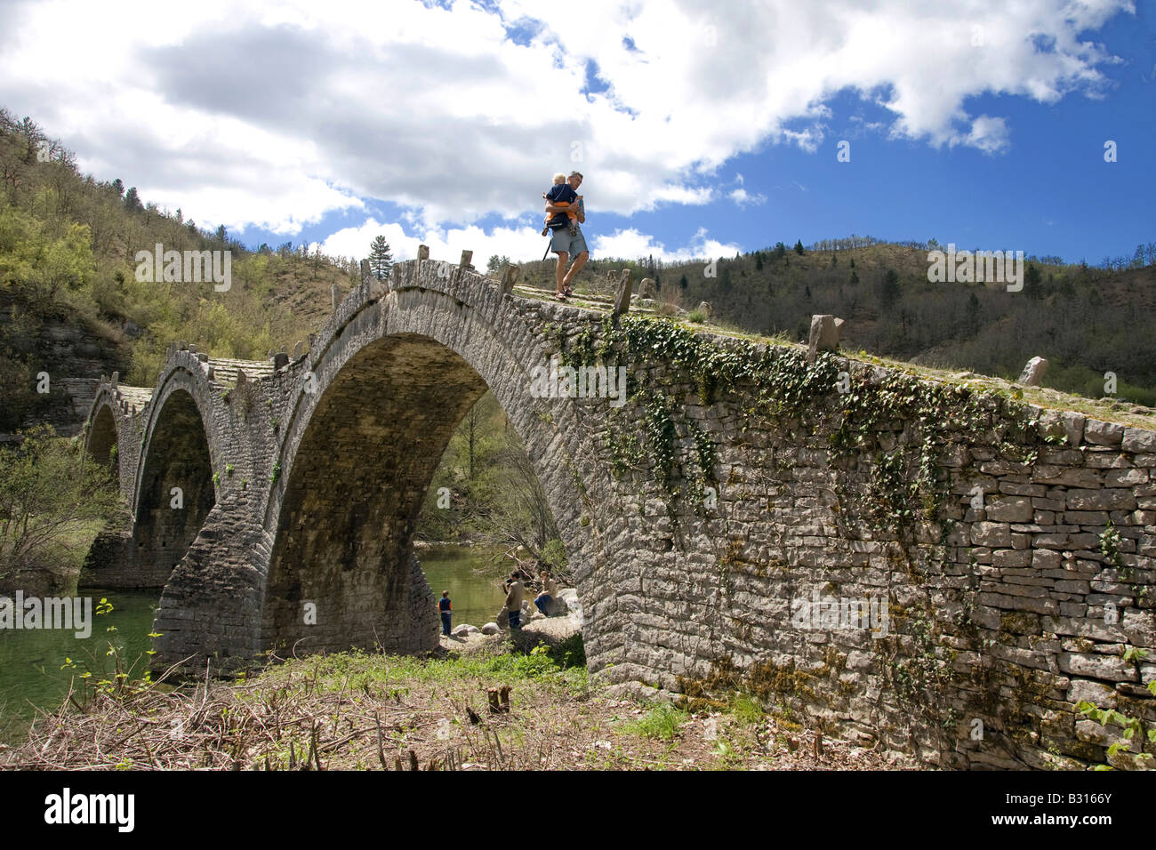 Griechenland-Epirus-Zagori-Pindos-Bergen der Plakidhas Steinbrücke Stockfoto