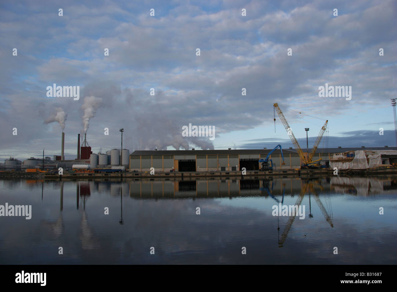 Mobile Containerkrane in der Werft in Oulu Finnland. Stockfoto