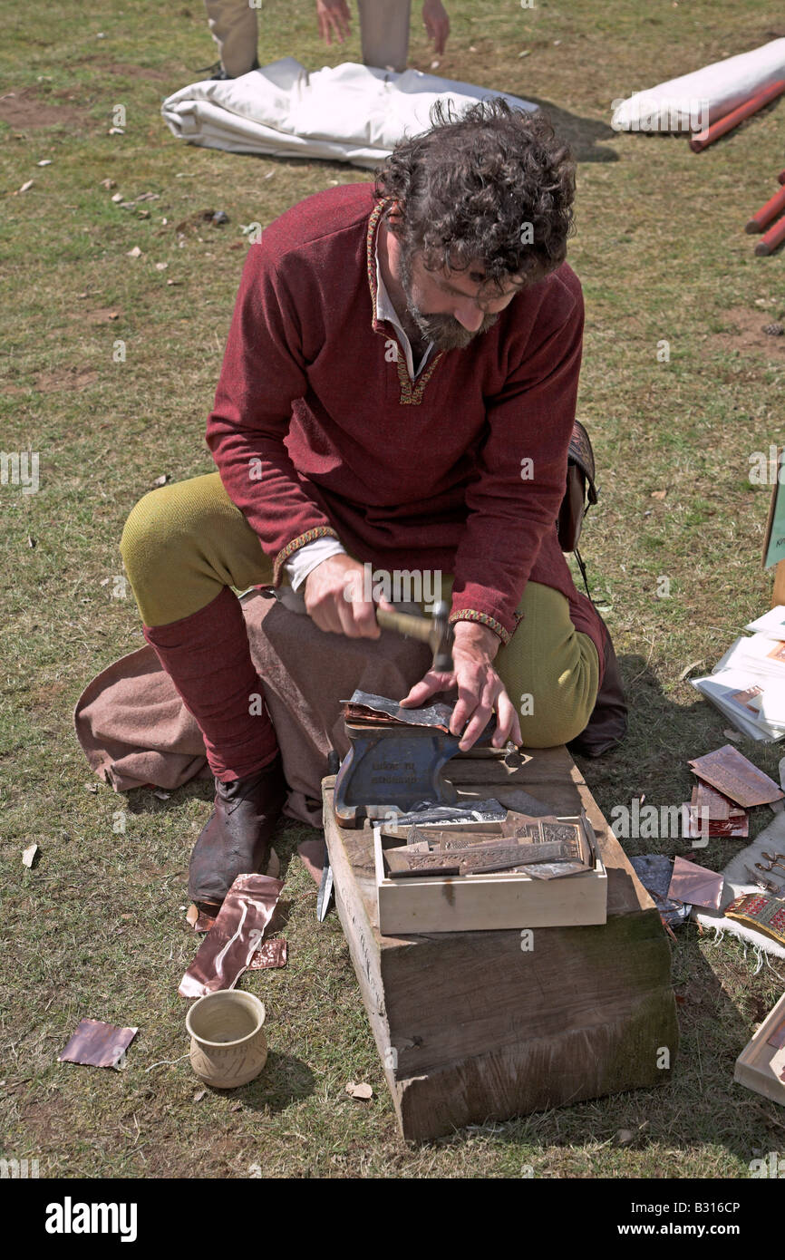 Mann zeigt Anglo Saxon Metallarbeiten Stockfoto