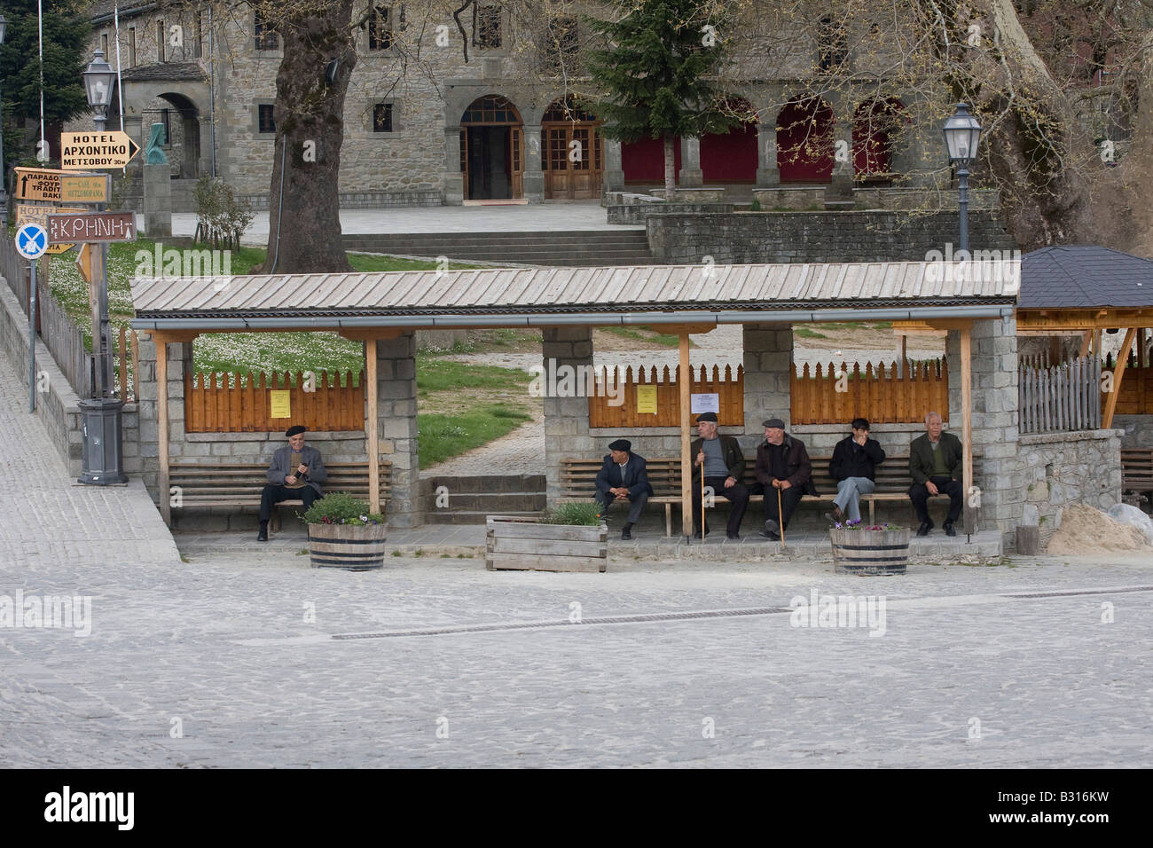 Griechenland Epirus Metsovo alte Männer sitzen auf einer Bank auf dem Platz im Zentrum Stadt-s Stockfoto