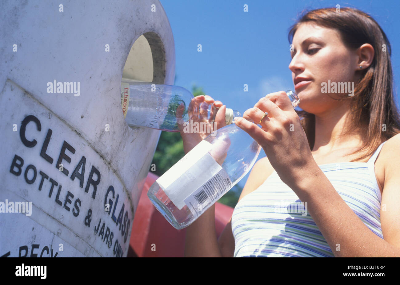 Frau recycling Klarglas Stockfoto