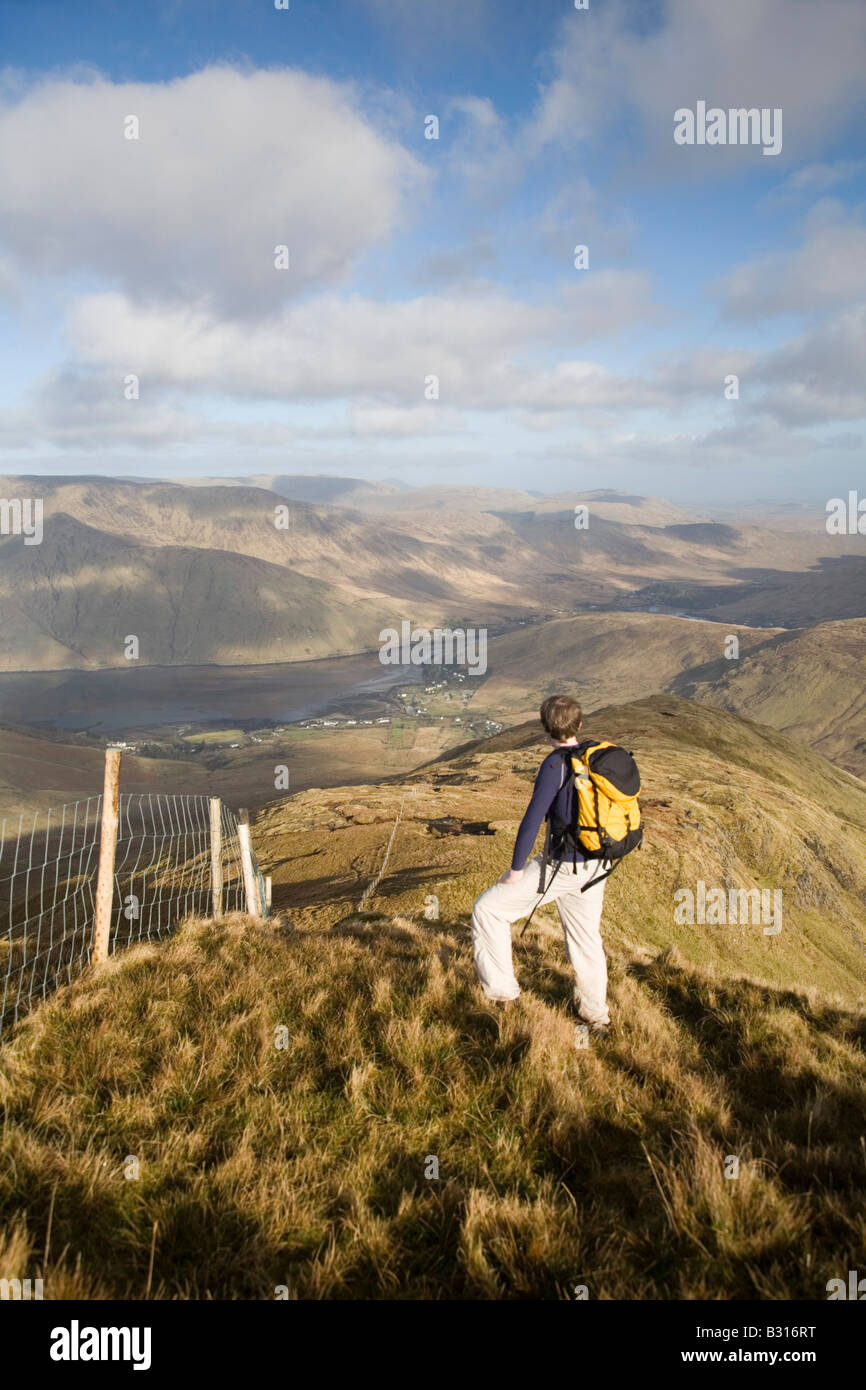Wanderer über Killary Harbour von leenaun Hill, Maumturk Mountains, Connemara, County Galway, Irland. Stockfoto