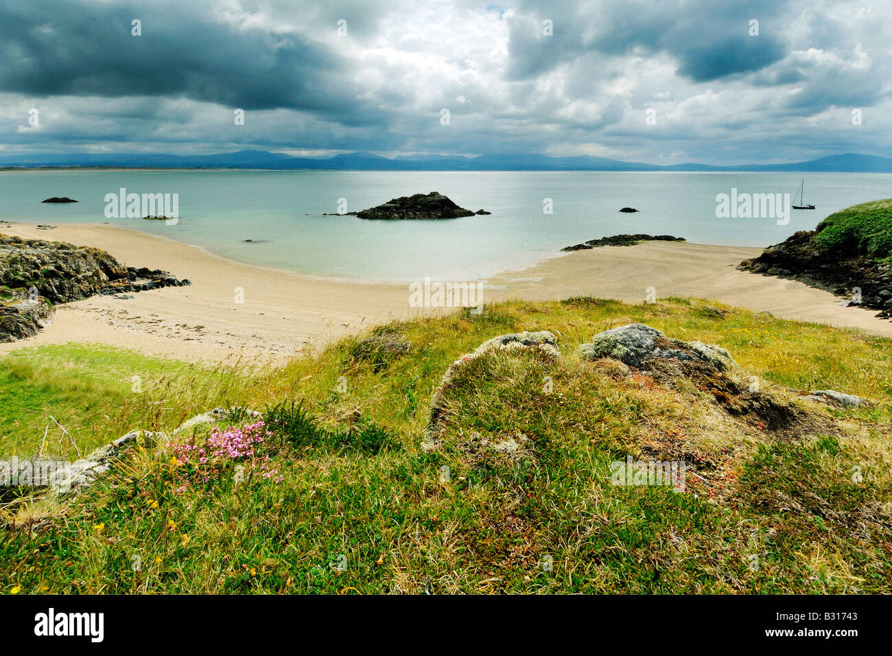Porth Y Clochydd auf Llanddwyn Insel vor der Küste von Anglesey in Newborough Warren Stockfoto