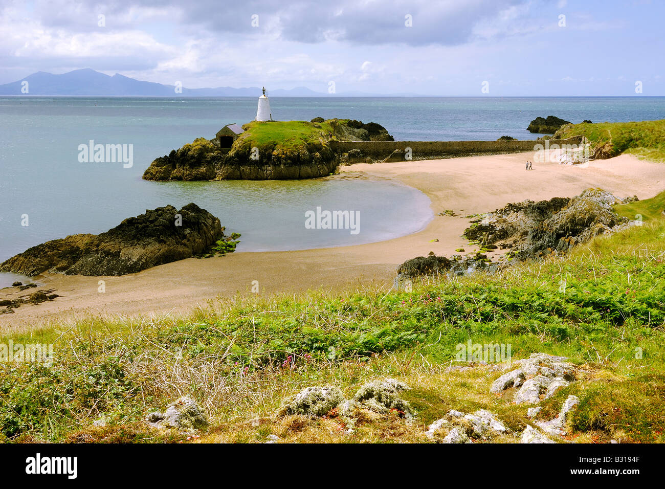 Piloten-Bucht auf Llanddwyn Island vor der Küste Anglesey in Newborough Warren mit dem Bootshaus unterhalb der weißen marker Stockfoto