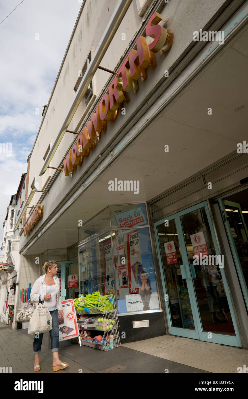 Frau Käufer außerhalb Woolworths Hautpstraße Kaufhaus Aberystwyth Wales UK Stockfoto
