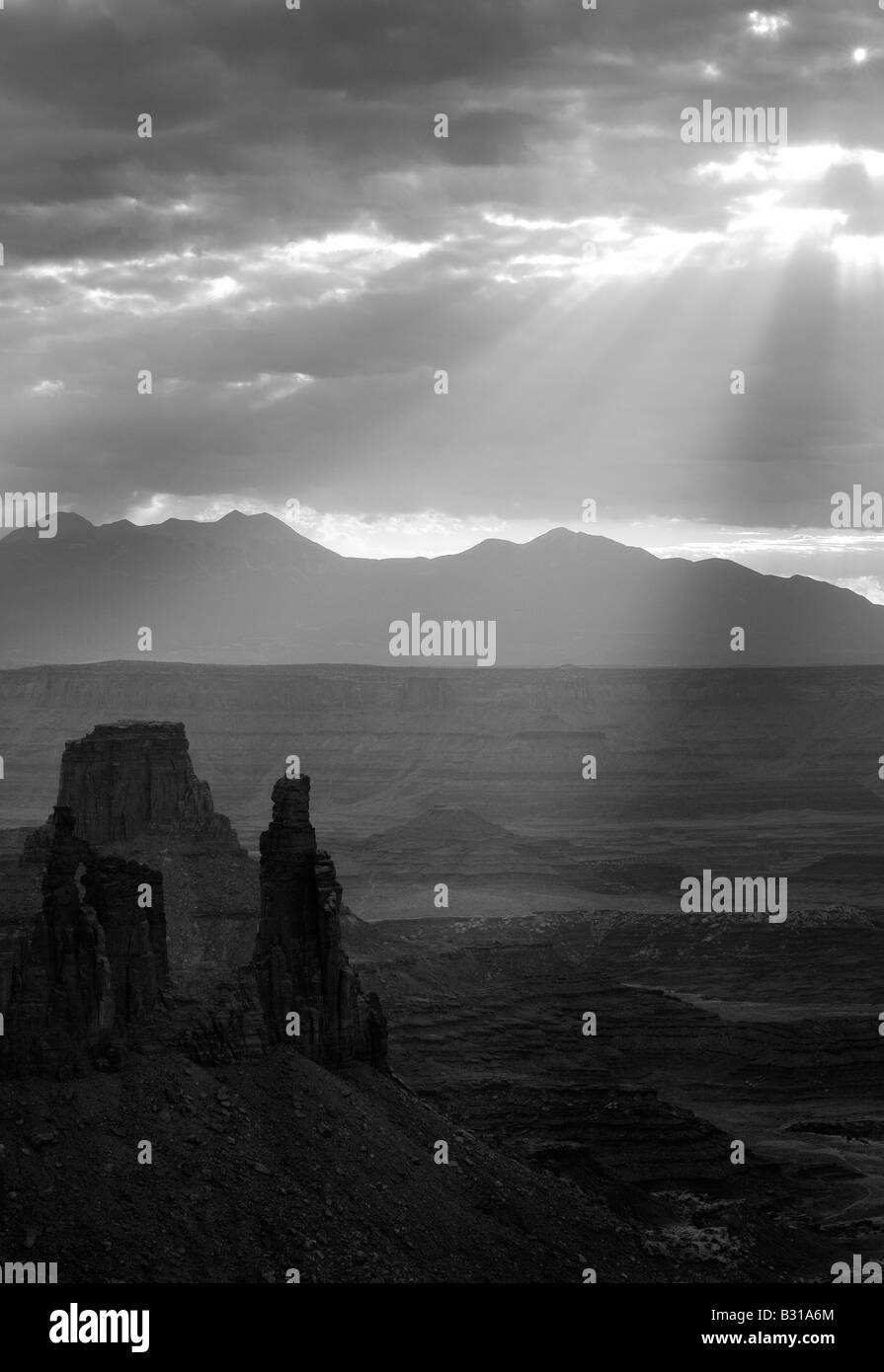 Portrait Format einfarbiges Bild von einem dramatischen Sonnenaufgang über Berge in Canyonlands Utah USA Stockfoto