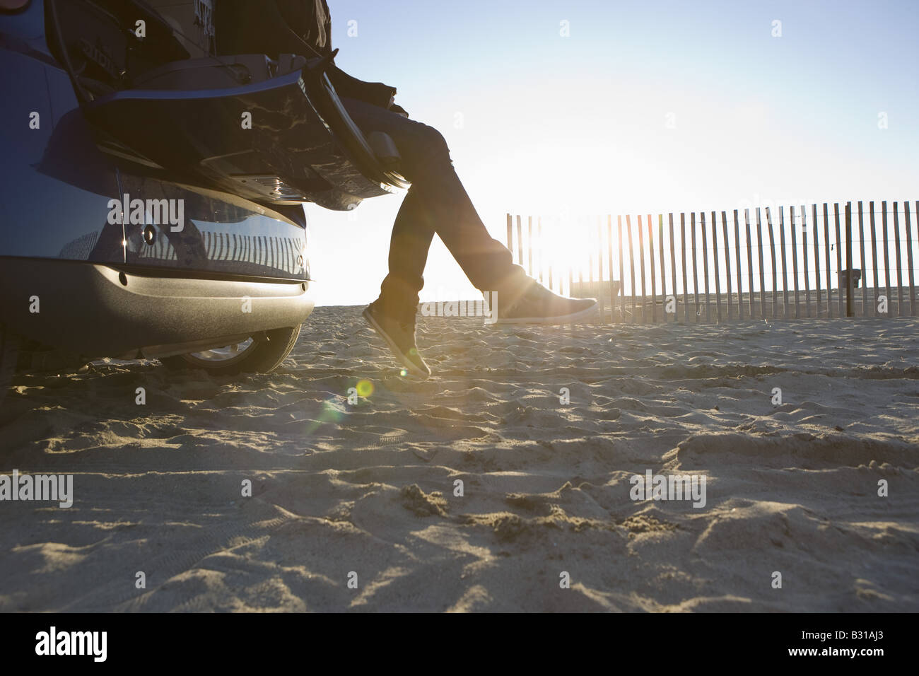 Person, die beim Start des Smartcar am Strand sitzen Stockfoto