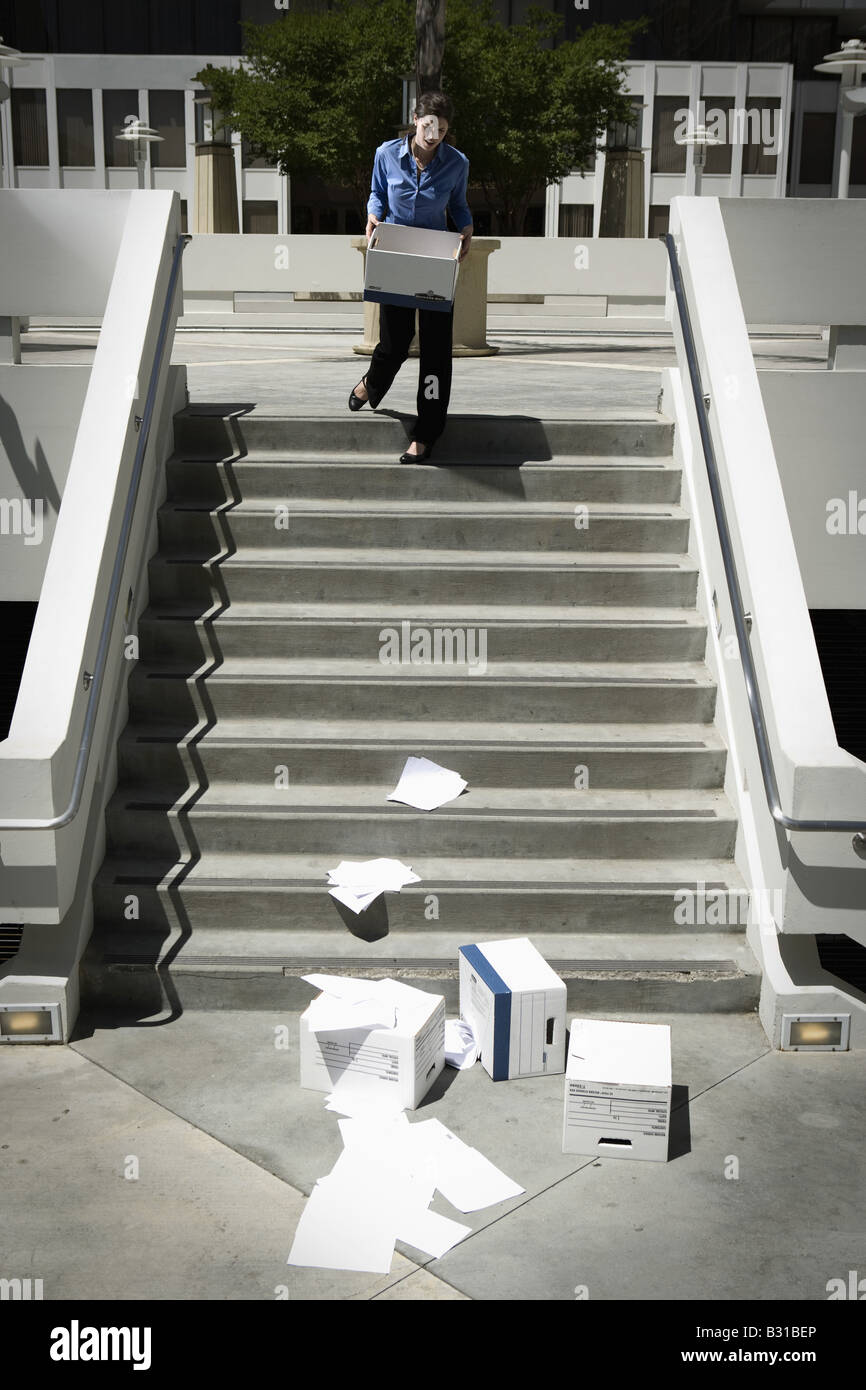 Mädchen beobachtete Boxen Papierkram drop-down-Schritte Stockfoto
