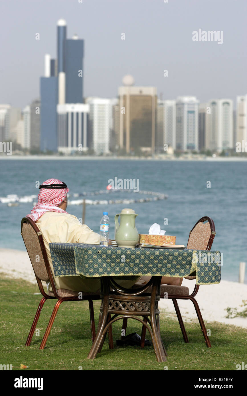 Arabische Mann, Blick auf das Stadtbild von Abu Dhabi, Vereinigte Arabische Emirate Stockfoto