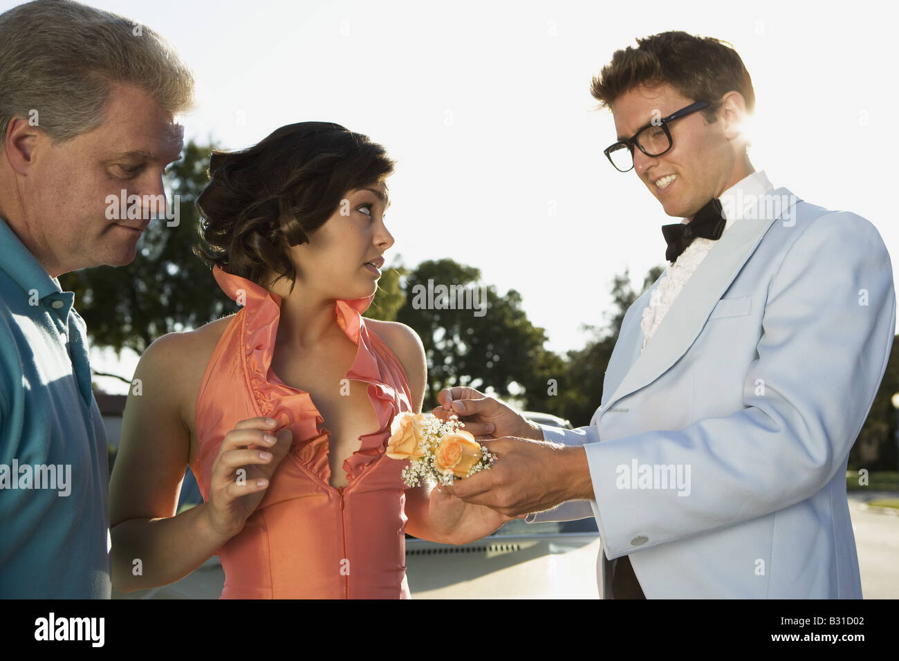 Vater auf der Suche auf dem Abschlussball Paare corsage Stockfoto