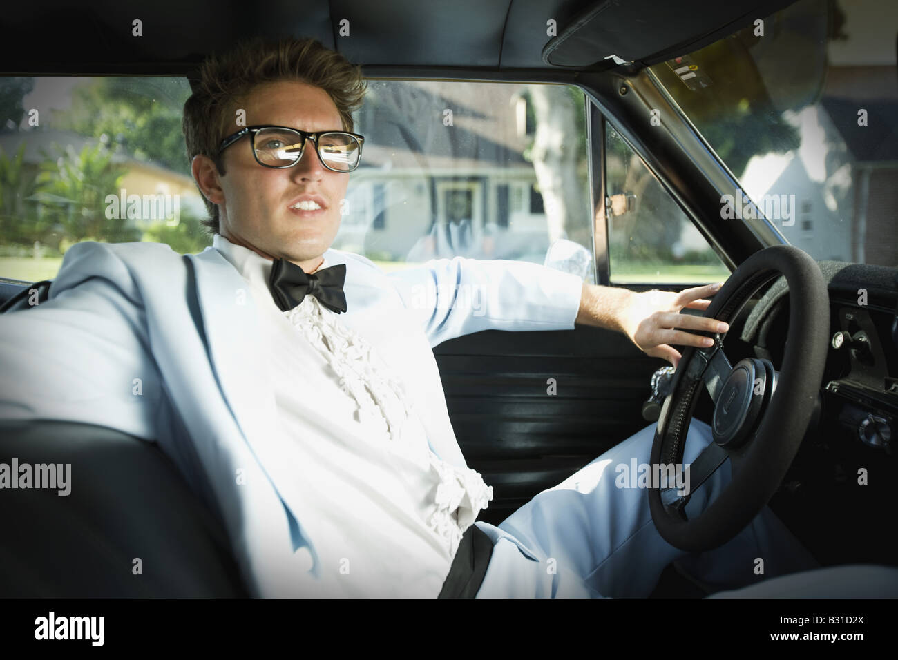 Junger Mann Prom Date im Auto warten Stockfoto