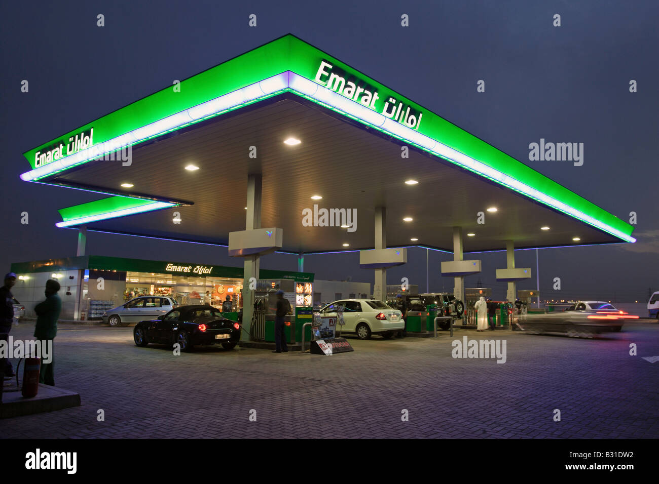 Eine Emarat-Tankstelle am Abend, Vereinigte Arabische Emirate Stockfoto