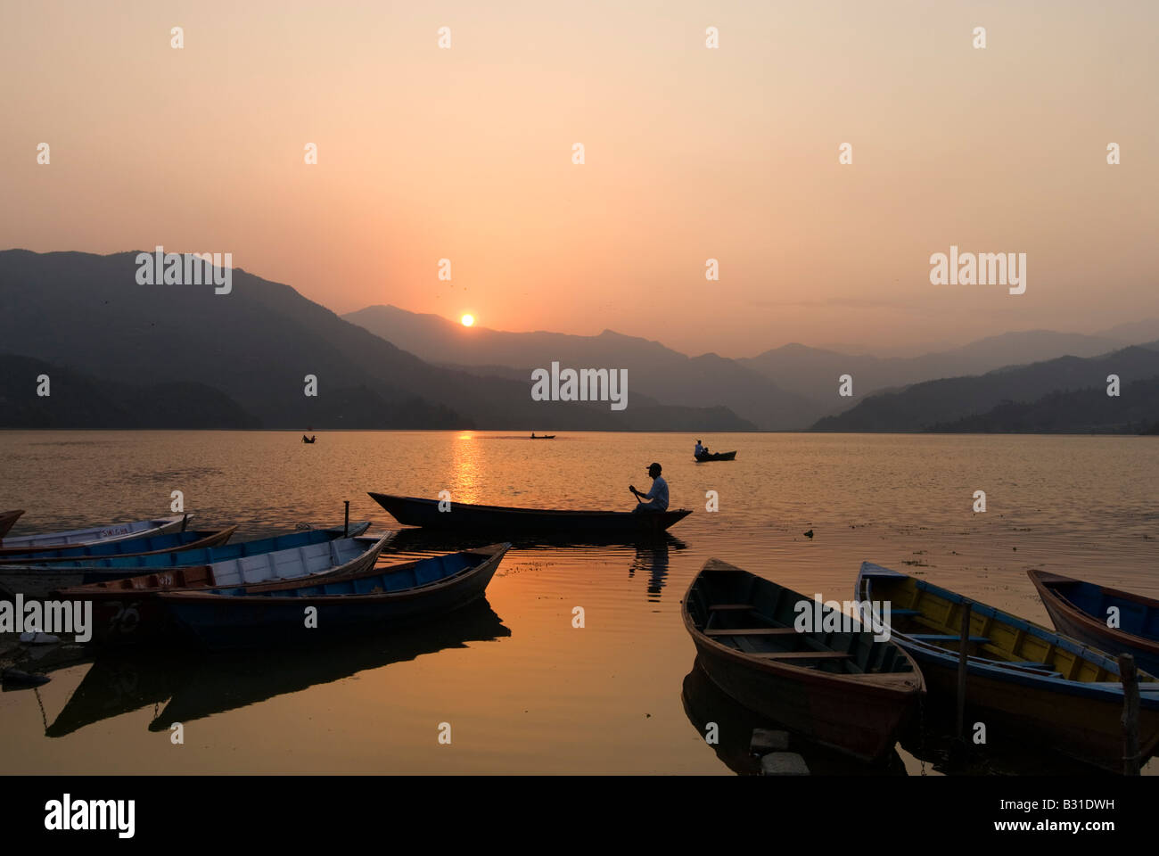 Sonnenuntergang über Fewa Lake in der Nähe von Pokhara, Nepal Stockfoto