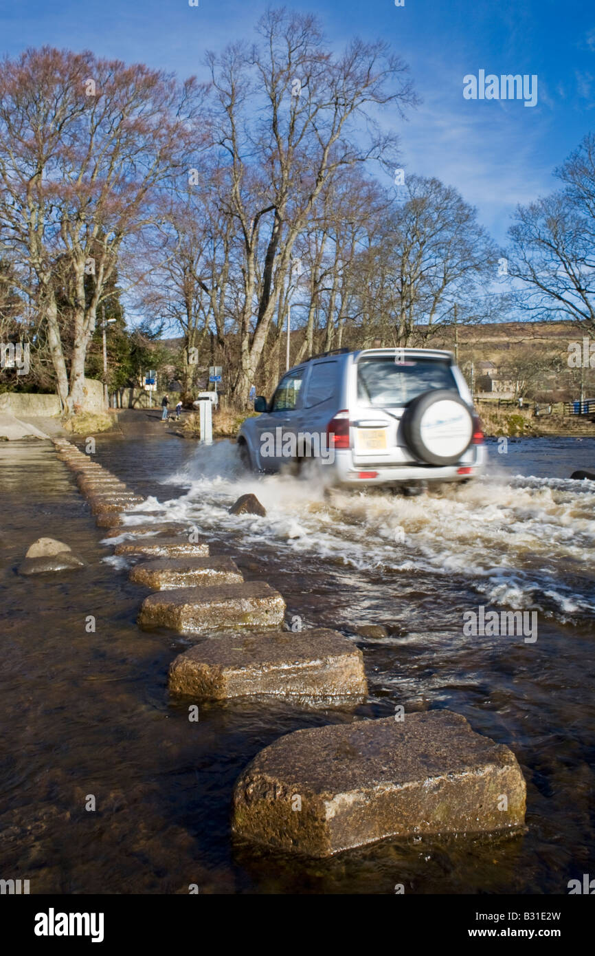 Allradfahrzeug überqueren die Furt des Flusses Wear in der Nähe von Stanhope, Weardale, County Durham Stockfoto